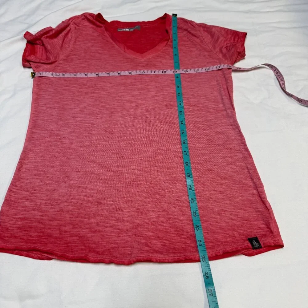 The North Face Women’s V-Neck Tee Medium Heather Red Ombre EUC - Picture 7 of 9